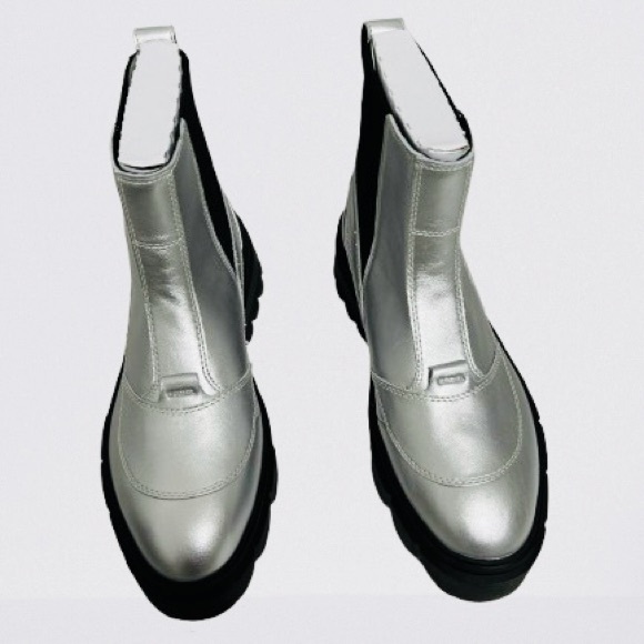 Sorel, Women’s, Caribou Pull-On Chelsea Boots Waterproof 10M Color: Pure Silver - Picture 2 of 10